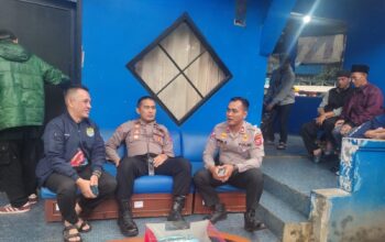 Jaga Kondusifitas, Polsek Lengkong pengamanan Giat Syukuran dan pembagian Takjil Suporter Viking Persib Club Bandung