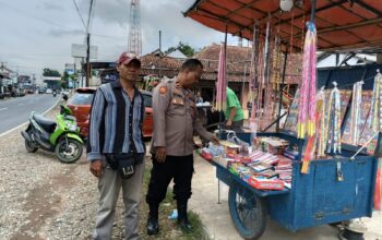 Bulan Ramadhan, Kanit Samapta Polsek Sukahaji Himbau Pedagang Kembang Api Agar Tidak Menjual Petasan