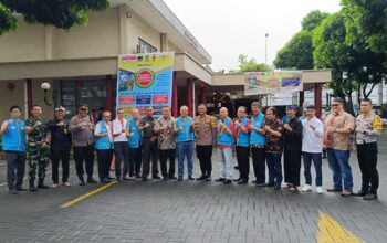 Kabid Humas Polda Jabar : Sebanyak 10.000 Paket Sembako Murah Disalurkan Ke Masyarakat Kota Bandung Oleh Polisi Bersama Yayasan Sosial