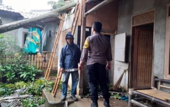 Kabid Humas Polda Jabar : Polisi Bersama Instansi Terkait Dan Warga Masyarakat Sekitar Bantu Evakuasi Satu Rumah Tertimpa Pohon Tumbang