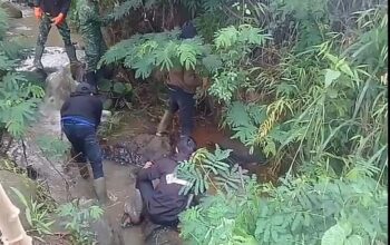 Satgas Citarum Harum Sektor 2 Subsektor 5 Rutin Melaksanakan Patroli dan Pembersihan Sungai Ceudem Anak Sungai Citarum di Wilayah Desa Cikitu