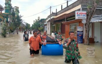 Sungai Lusi Meluap, Babinsa Bantu Evakuasi Warga yang Sakit di Kelurahan Kuripan