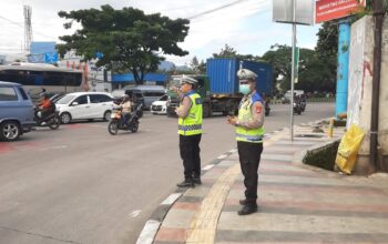 Personil Polsek Cinambo Melaksanakan Pengaturan Lalu Lintas guna Antisipasi Kepadatan Kendaraan maupun Kerawanan di Jalan Raya