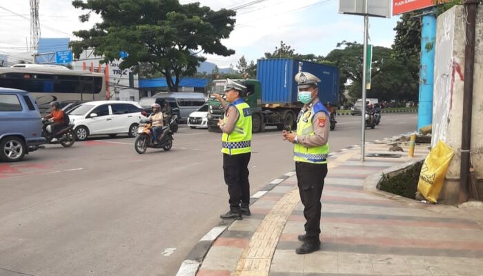 Personil Polsek Cinambo Melaksanakan Pengaturan Lalu Lintas guna Antisipasi Kepadatan Kendaraan maupun Kerawanan di Jalan Raya