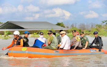Kapolda Jateng Dampingi Kepala BNPB Cek Kondisi Tanggul Sungai Wulan yang Jebol