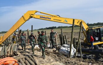 Danrem Makutarama Tinjau Tanggul Desa Bugel yang Jebol