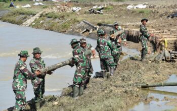 Anggota Kodim Grobogan dan Warga Berjibaku Perbaiki Tanggul Jebol