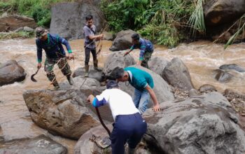 Subsektor-2 Sektor-2 Satgas Citarum Harum Bersihkan Sungai Bersama Warga