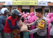 Polres Nganjuk Bersama Pengurus Bhayangkari Cabang Nganjuk Bagikan Takjil Untuk Pengguna Jalan