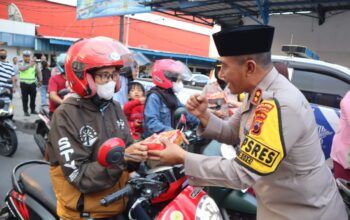 Berbagi Berkah Ramadhan, Kapolres Sukoharjo Bagikan Takjil untuk Masyarakat