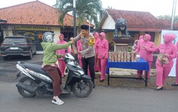 Jelang Buka Puasa, Polsek Sukahaji Bagi-bagi Takjil Ke Warga yang Ngabuburit