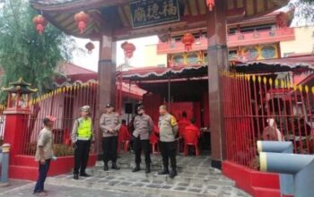 Anggota Polsek Sidomukti Amankan Kegiatan Peringatan Hari Wayang Dunia ke-21 Di Klenteng Hok Tek Bio