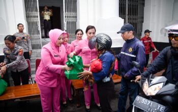 Jelang Buka Puasa Polrestabes Bandung dan Bhayangkari Cabang Kota Besar Bandung Bagi-bagi Takjil