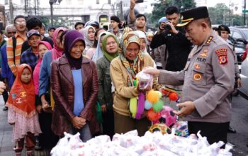 Berbagi Berkah Meraih Kemenangan di Bulan Ramadhan, Polda Jabar Tak Henti, Bagi – Bagi Takjil Gratis Kepada Masyarakat Pengguna Jalan