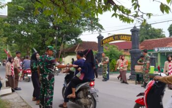 Berkah Ramadhan, Koramil Gabus Bagi-Bagi Takjil Bareng Pramuka Saka Wira Kartika