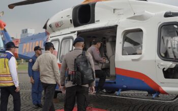Kapolri Naik Heli Bareng Menko Polhukam Tinjau Kesiapan Arus Mudik di Merak