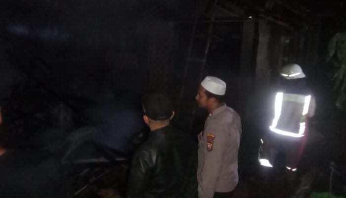 Polsek Limbangan Polres Garut Terjun Langsung Cek TKP Kebakaran Rumah Warga di Desa Mekarsari