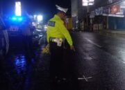 Sat Lantas Polres Garut Evakuasi Korban Meninggal Dunia Dalam Tragedi Kecelakaan Di Banyuresmi