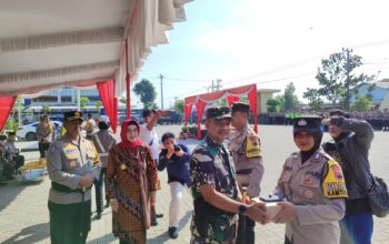 Didampingi Bupati dan Dandim, Kapolres Sukoharjo Serahkan 65 Unit Handphone Dinas Bhabinkamtibmas