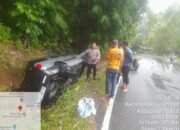 Mobil Masuk Parit, Polsek Cisompet Cek TKP Kecelakaan Tunggal