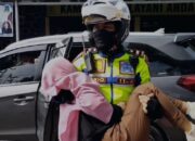Polres Garut Terjun Langsung Evakuasi Pemudik Wanita Yang Pingsan Saat Perjalanan