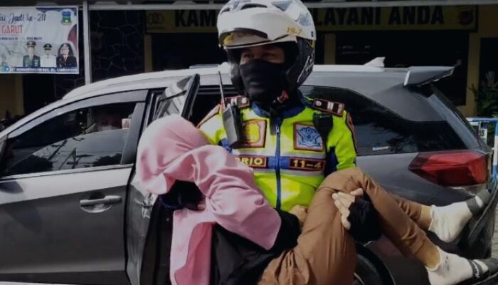 Polres Garut Terjun Langsung Evakuasi Pemudik Wanita Yang Pingsan Saat Perjalanan