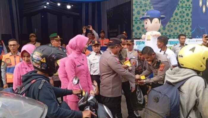 Kapolres Indramayu Beri Perhatian Khusus, Suplemen dan Permen Untuk Para Pemudik