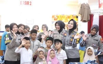 Cerianya Anak Yatim Piatu saat Diajak Polisi Jepara Belanja Baju Lebaran