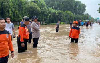 Sigap Tanggap, Polres Pasuruan Kota bersama TNI dan Warga Tangani Banjir