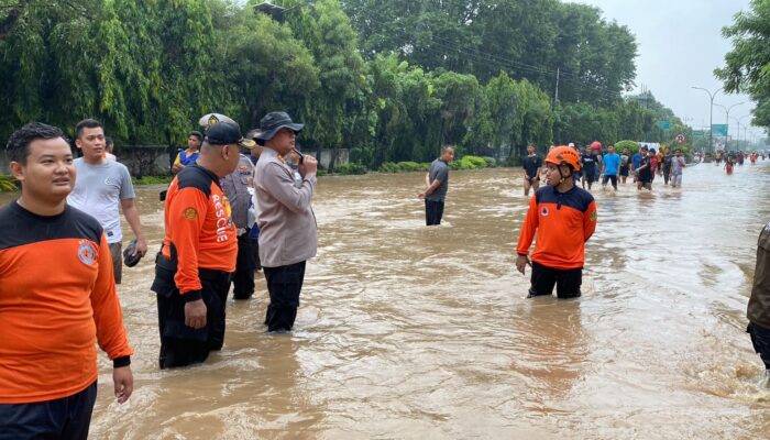 Sigap Tanggap, Polres Pasuruan Kota bersama TNI dan Warga Tangani Banjir