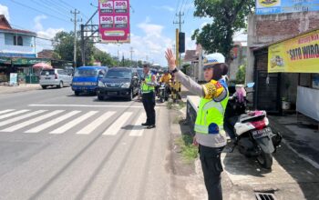 Personel Operasi Ketupat Candi Polres Sukoharjo Beri Rasa Aman kepada Warga yang Bersilaturahim dan Berwisata