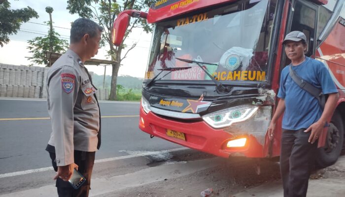 Polsek Cibatu Polres Garut Cek TKP Kecelakaan di Jalan Raya Malangbong Limbangan