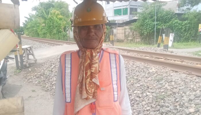 Kisah Sedih Penjaga Rel Kereta Tanpa Palang Pintu, Terkadang Tidak Dihargai dan Sering Dilawan Oleh Pemotor