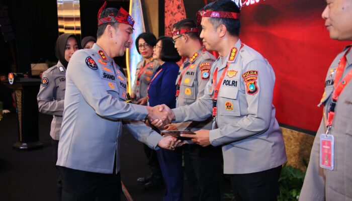 Kadiv Humas Polri Beri Penghargaan Kepada 7 Anggota Dengan Nilai Sertifikasi Kompetensi Terbaik