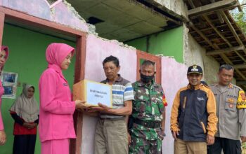 Peduli Sesama Polsek Talegong Beserta Bhayangkari Bhakti Sosial Kepada Warga Terdampak Gempa Bumi