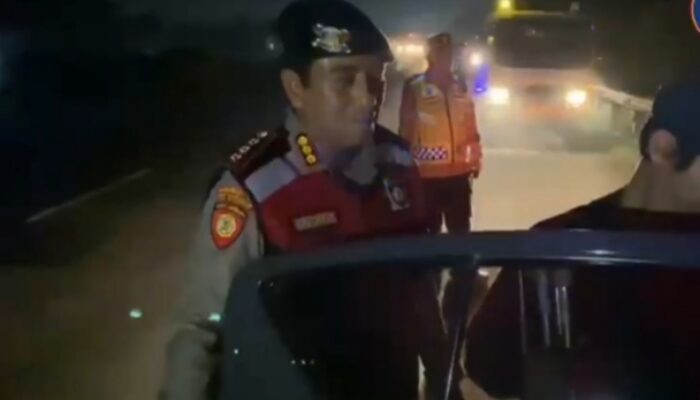 Bikin Haru! Eks Kapolres Selayar dan Pangkep ini Selamatkan Guru SD Pemudik Cacat di Tol Cipali