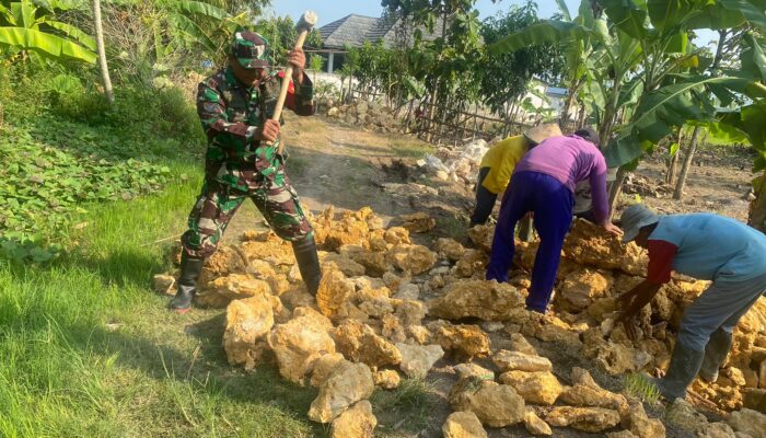 Manunggal Dengan Rakyat, Babinsa Gotong Royong Dalam Membangun Jalan Makadam