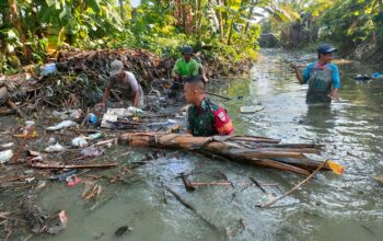 Penuhi Kebutuhan Air Petani, Babinsa Bersama Warga Bersihkan Saluran Irigasi