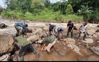 Satgas Citarum Harum Sektor 2 Laksanakan Pembersihan dan Pengangkatan Sampah di Wilayah Subsektor 4
