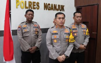 Kapolres Nganjuk Beri Bantuan Sosial Kepada Ilun Bocah SD yang Bantu Orang Tua Menjadi Pengumpul Sampah Daur Ulang