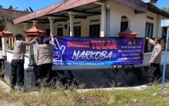 Pencegahan Narkoba, Satgas Cegah Sat Binmas Polres Sukoharjo Sebar Spanduk dan Brosur