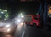 Kaget Ada Sepeda Motor Dari Samping, Truck Tabrak JPO Jl. Diponegoro Ungaran