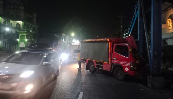 Kaget Ada Sepeda Motor Dari Samping, Truck Tabrak JPO Jl. Diponegoro Ungaran