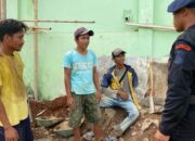 Patroli Sat Brimob Polda Jabar Sambangi Warga Yang Sedang Berkumpul Untuk Berikan Pesan Kamtibmas 