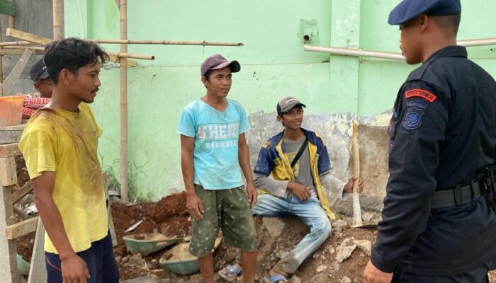 Patroli Sat Brimob Polda Jabar Sambangi Warga Yang Sedang Berkumpul Untuk Berikan Pesan Kamtibmas 