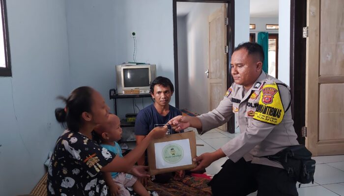 Kabid Humas Polda Jabar : Polisi Salurkan Bantuan Untuk Anak Stunting di Desa Cikeusik