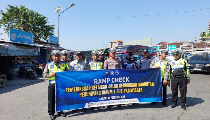 Satlantas Polres Demak Lakukan Ramp Check Kendaraan Wisata Antisipasi Kecelakaan