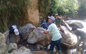 Sektor 2 Satgas Citarum Harum Subsektor 5 Desa Cikitu Melaksanakan Patroli dan Pembersihan Sampah di DAS Citarum