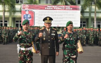 Danrem 043/Gatam Berikan Penghargaan Kepada Dua Orang Prajurit yang Berprestasi