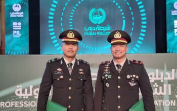 Kapolri Beri Dua Anggotanya Pin Emas Atas Prestasi Saat Pendidikan di UEA